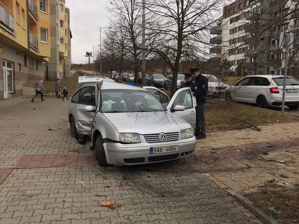 Řidič kradeného auta narazil do stromu a odešel.