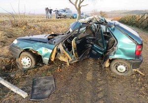 Mladý řidič (22) u Nivnice neměl nejmenší šanci. Auto skončilo úplně zdemolované.