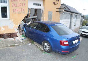 Až stěna a vrata domu zastavila jízdu řidiče (22) v Žádovicích na Hodonínsku. Zřejmě za volantem usnul.