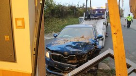 Až stěna a vrata domu zastavily jízdu řidiče (22) v Žádovicích na Hodonínsku. Zřejmě za volantem usnul.