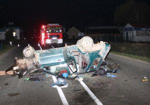 Na Hodonínsku zemřel po nehodě mladý řidič: Auto skončilo rozšrotované na střeše