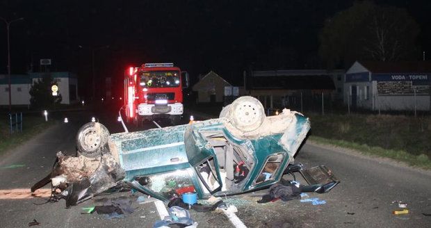 Na Hodonínsku zemřel po nehodě mladý řidič: Auto skončilo rozšrotované na střeše