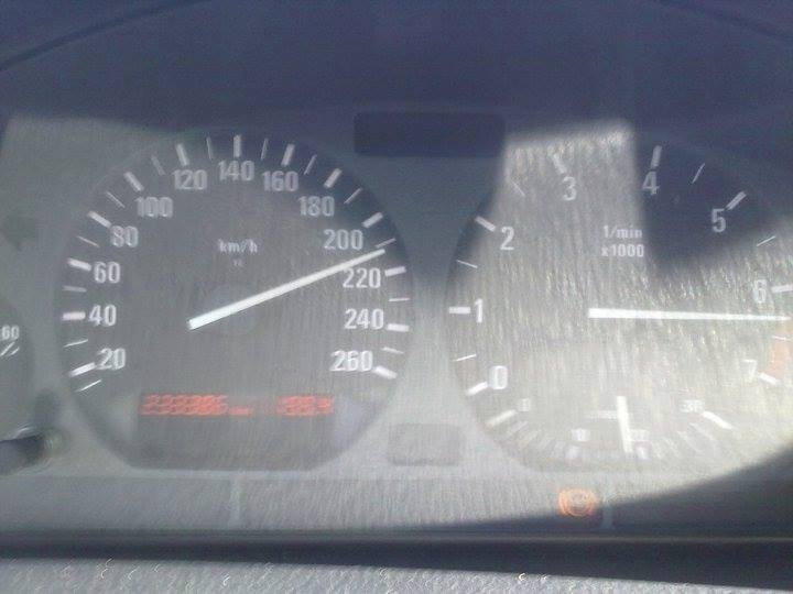 Tachometr ukazuje rychlost 210 km/h. S tím byl Lukáš nespokojený.