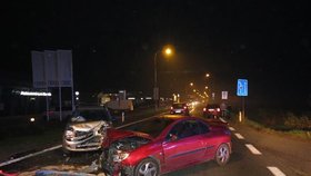 Řidič nedodržel bezpečnou vzdálenost a naboural auto před sebou. Jeho vůz měl další nehodu při odtahu