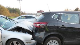 Řidič nedodržel bezpečnou vzdálenost a naboural auto před sebou. Jeho vůz měl další nehodu při odtahu