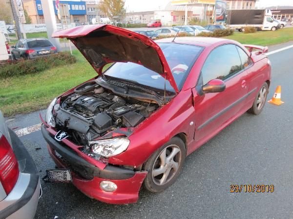 Řidič nedodržel bezpečnou vzdálenost a naboural auto před sebou. Jeho vůz měl další nehodu při odtahu