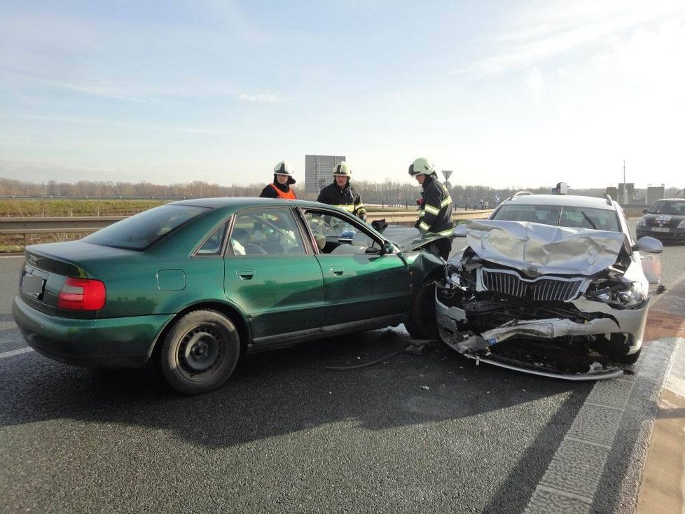 O tuto nehodu na Hradecku se zapříčinila chyba řidičky při vjezdu na kruhový objezd