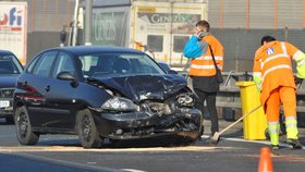 Pět osobních aut se srazilo v úterý ráno na 191. kilometru dálnice D1 u Brna ve směru na Ostravu.