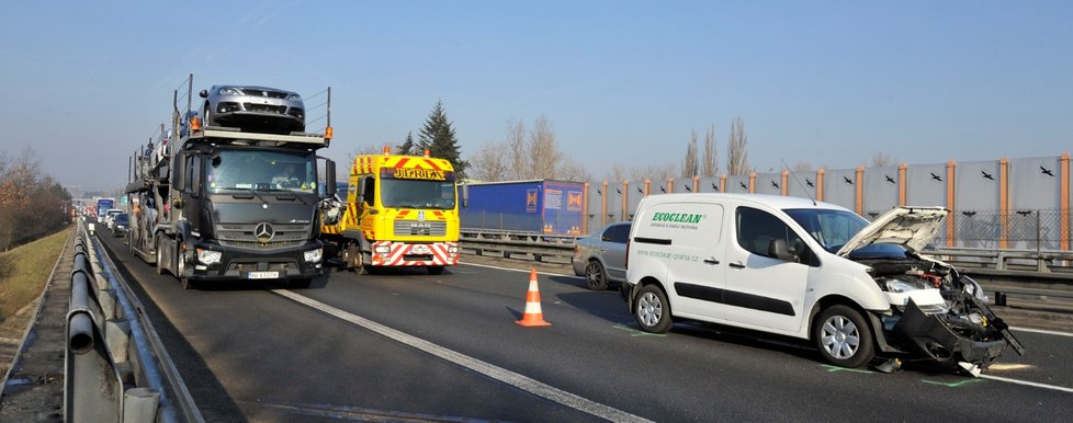 Pět osobních aut se srazilo v úterý 19.2. ráno na 191. kilometru dálnice D1 u Brna ve směru na Ostravu.