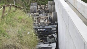 Bizarní nehoda náklaďáku na Slovensku.