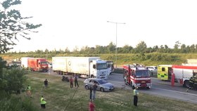 Hromadná nehoda čtyř aut zablokovala Pražský okruh.