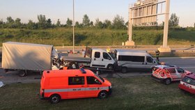 Hromadná nehoda čtyř aut zablokovala Pražský okruh.