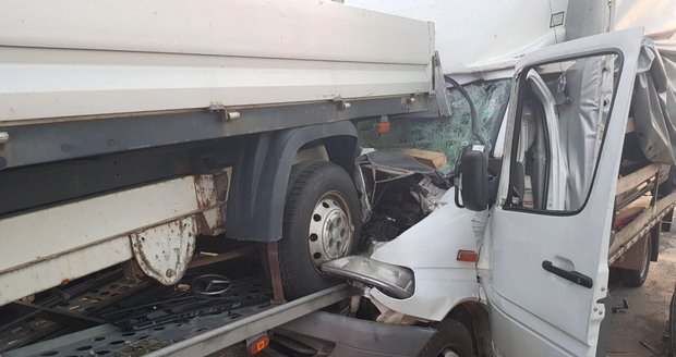 Hromadná nehoda zablokovala Pražský okruh: Střetla se zde 4 vozidla