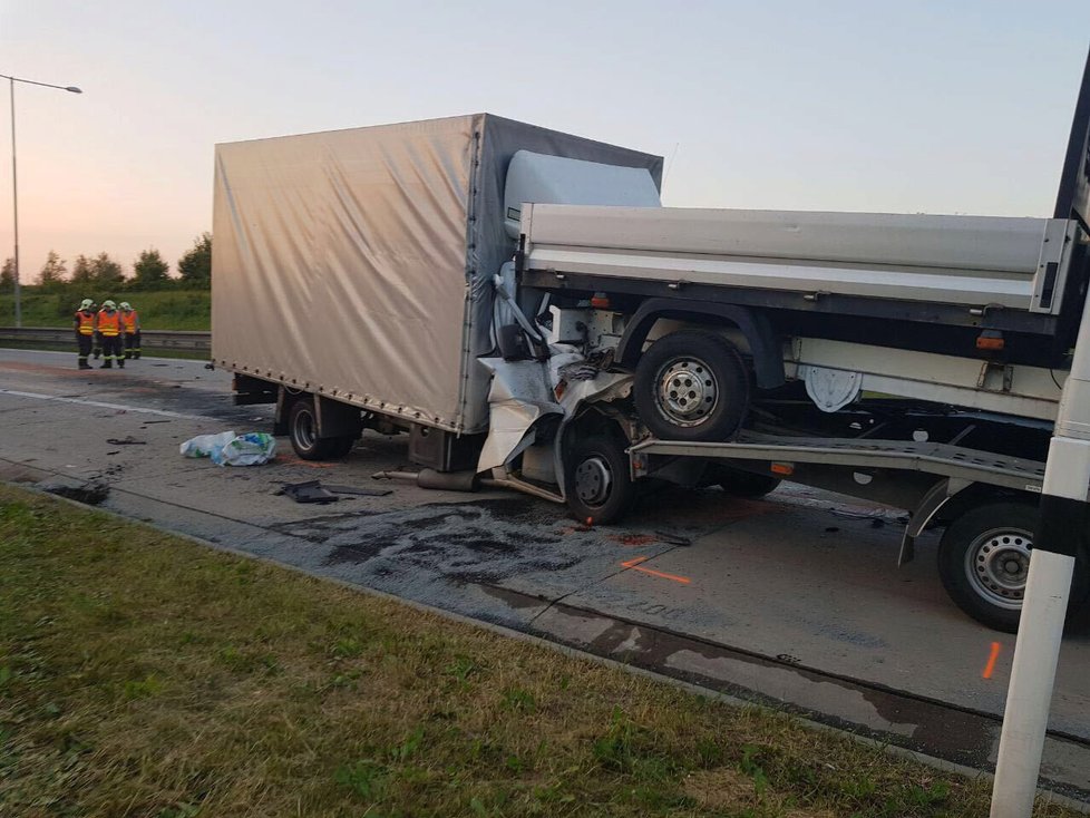 Hromadná nehoda čtyř aut zablokovala Pražský okruh.