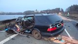 Smrtelná nehoda na Náchodsku: Rozpůlené auto a kamion na střeše