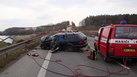 Neuvěřitelná nehoda skončila tragicky pro řidiče osobního vozu