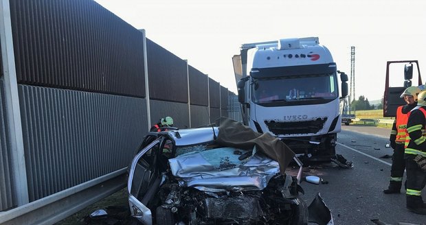 Čelní srážka osobáku a kamionu u Kolína: Řidič auta nepřežil