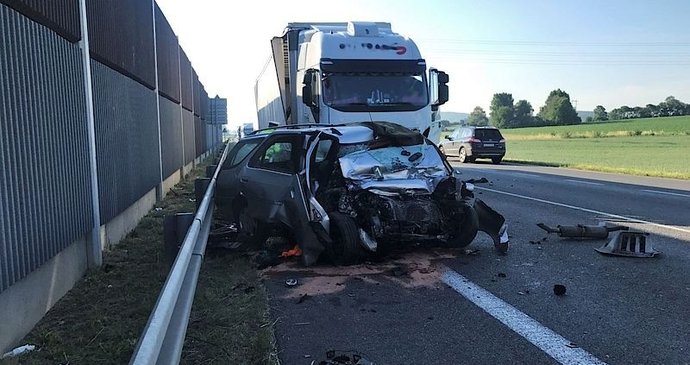 Tragická nehoda u Kolína si vyžádala život řidiče osobního automobilu.