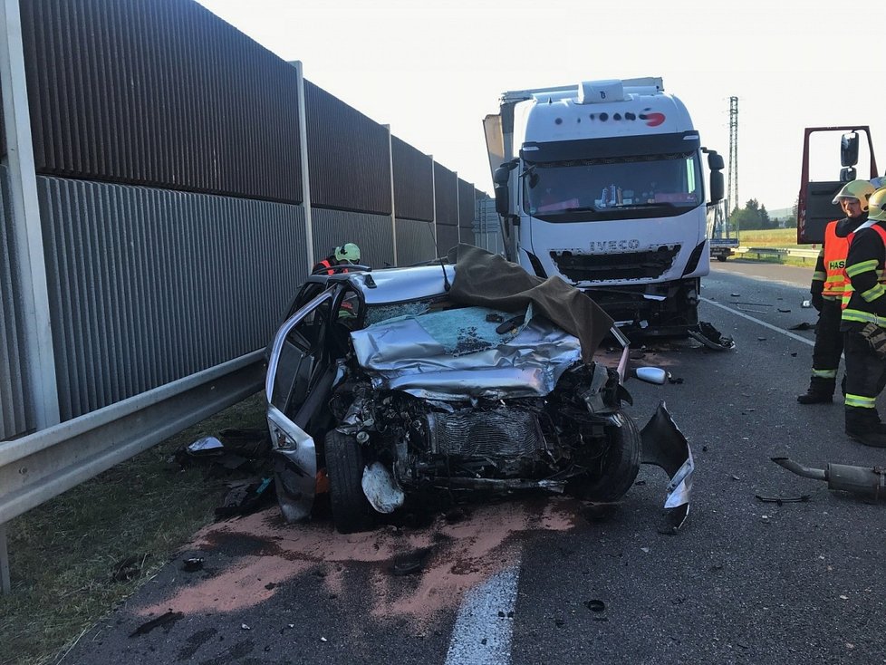 Tragická nehoda u Kolína si vyžádala život řidiče osobního automobilu.