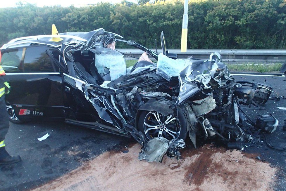 Tragédie kousek od KVIFF: Řidič (†26) zapasoval luxusní vůz pod kamion. Střet nepřežil