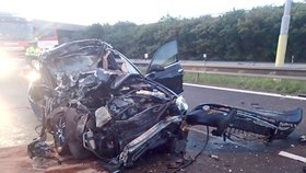 Tragédie kousek od KVIFF: Řidič (†26) zapasoval luxusní vůz pod kamion. Střet nepřežil