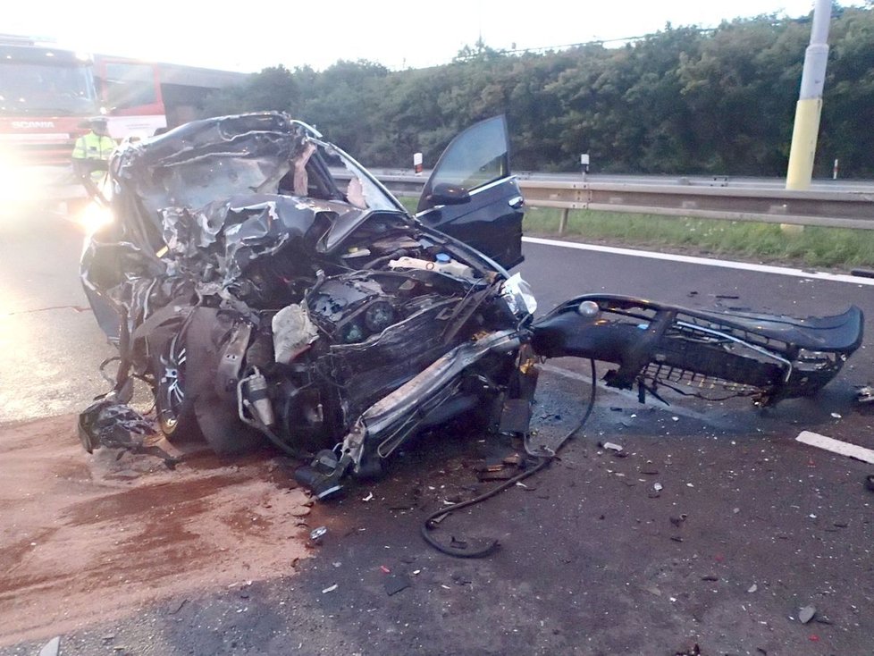 Tragédie kousek od KVIFF: Řidič (†26) zapasoval luxusní vůz pod kamion. Střet nepřežil.