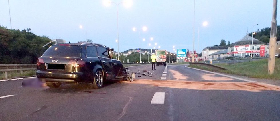 Tragédie kousek od KVIFF: Řidič (†26) zapasoval luxusní vůz pod kamion. Střet nepřežil.