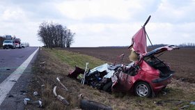 Otřesná nehoda na Znojemsku: Řidič (†77) nepřežil čelní srážku s kamionem.
