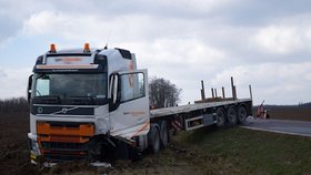 Otřesná nehoda na Znojemsku: Řidič (†77) nepřežil čelní srážku s kamionem.