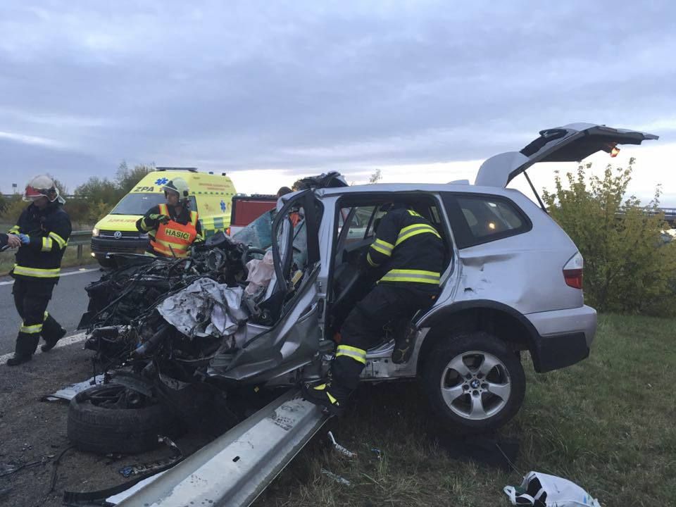 Sebevražda na silnici? Řidič BMW zahynul po čelní srážce s kamionem v Pardubicích