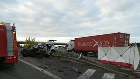 Sebevražda na silnici? Řidič BMW zahynul po čelní srážce s kamionem v Pardubicích.