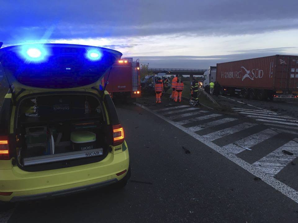 Sebevražda na silnici? Řidič BMW zahynul po čelní srážce s kamionem v Pardubicích