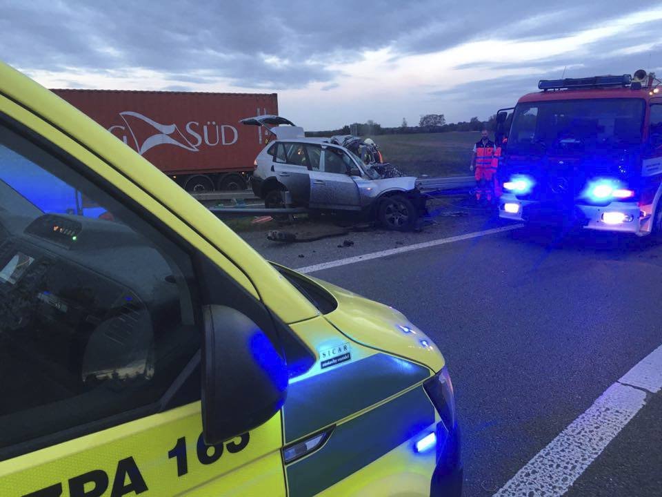 Sebevražda na silnici? Řidič BMW zahynul po čelní srážce s kamionem v Pardubicích