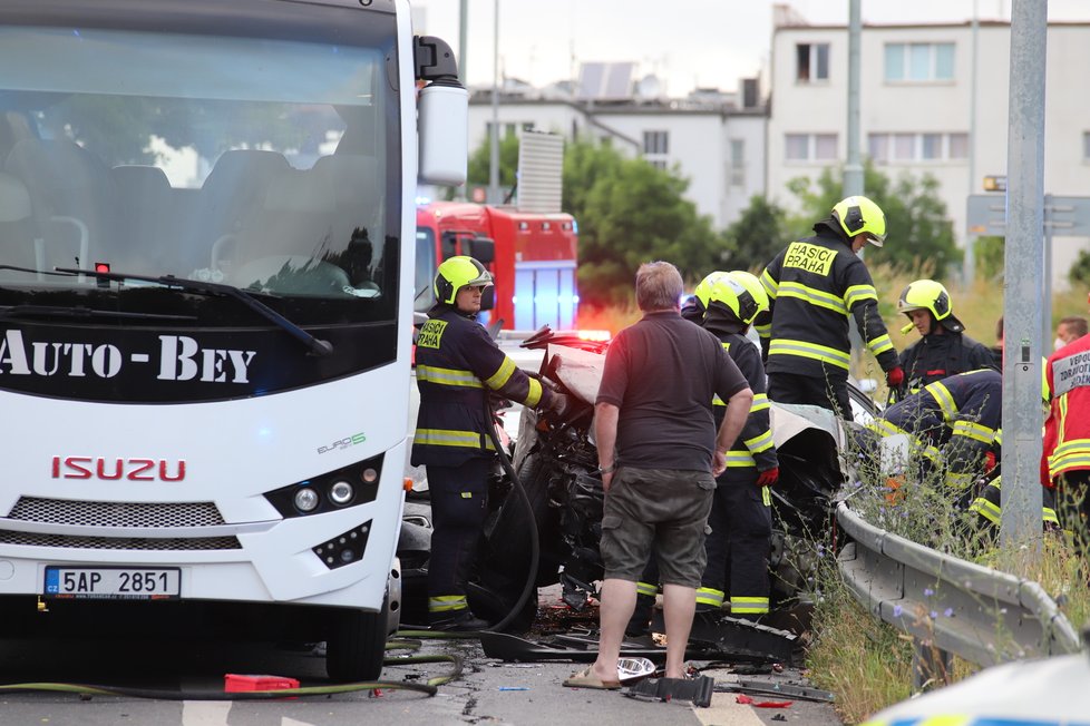 K vážné dopravní nehodě došlo ve Vyskočilově ulici v pražské Michli. (22. června 2021)