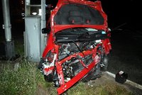 Mladík (19) bez řidičáku napálil autem do zdi domku a těžce se zranil!