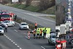 Nehoda uzavřela dálnici D7 u Buštěhradu: Srážku s osobákem nepřežil motorkář.