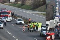 Nehoda uzavřela dálnici D7 u Buštěhradu: Srážku s osobákem nepřežil motorkář