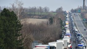 Nehoda uzavřela dálnici D7 u Buštěhradu: Srážku s osobákem nepřežil motorkář.
