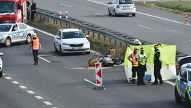 Nehoda uzavřela dálnici D7 u Buštěhradu: Srážku s osobákem nepřežil motorkář.