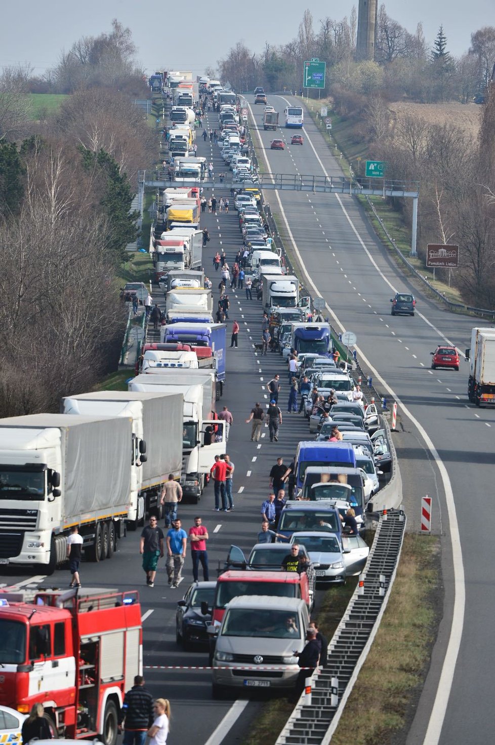 Nehoda uzavřela dálnici D7 u Buštěhradu: Srážku s osobákem nepřežil motorkář.