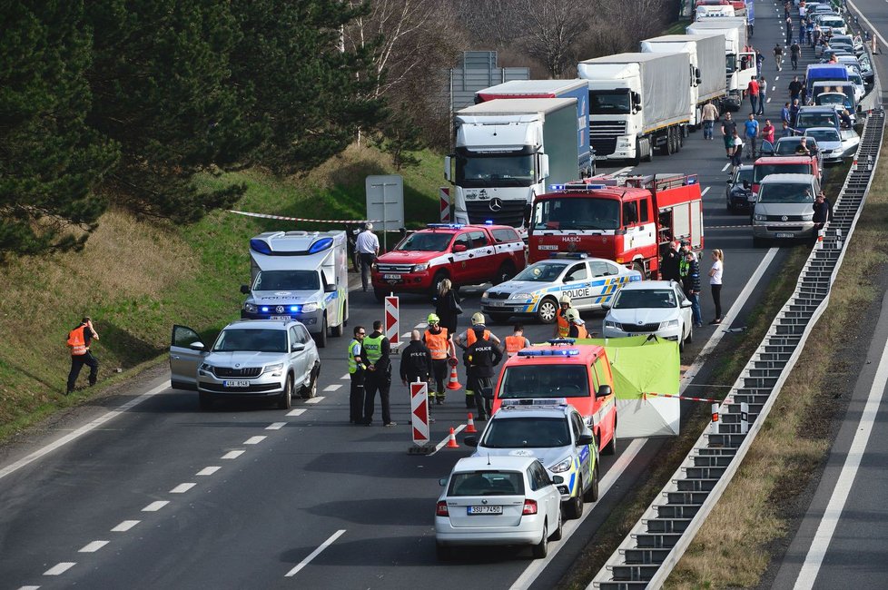 Nehoda uzavřela dálnici D7 u Buštěhradu: Srážku s osobákem nepřežil motorkář.