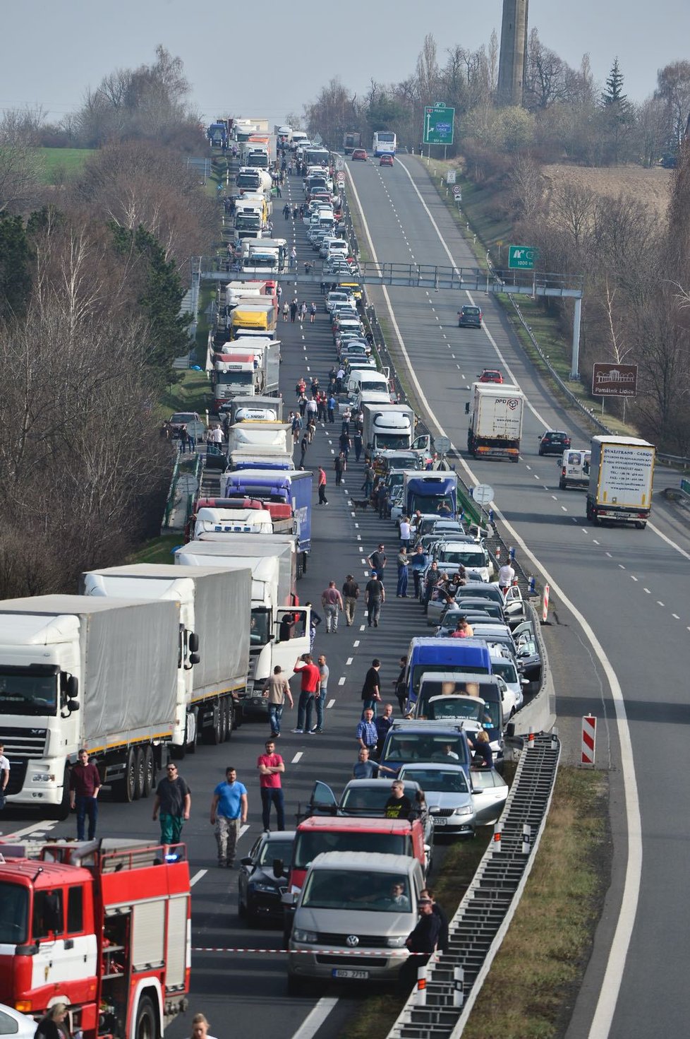 Nehoda uzavřela dálnici D7 u Buštěhradu: Srážku s osobákem nepřežil motorkář.