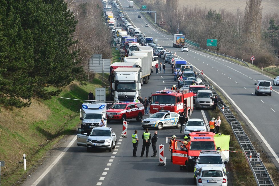 Nehoda uzavřela dálnici D7 u Buštěhradu: Srážku s osobákem nepřežil motorkář.