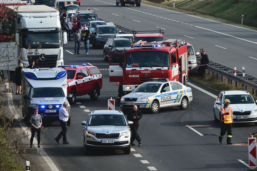 Nehoda uzavřela dálnici D7 u Buštěhradu: Srážku s osobákem nepřežil motorkář.