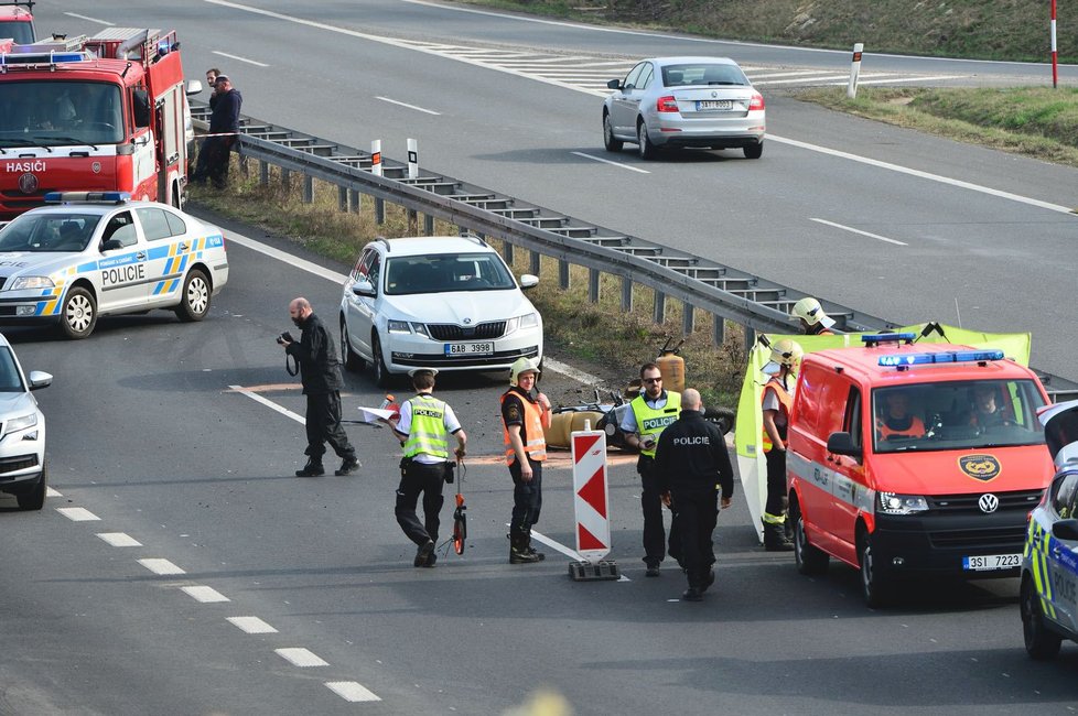 Nehoda uzavřela dálnici D7 u Buštěhradu: Srážku s osobákem nepřežil motorkář.