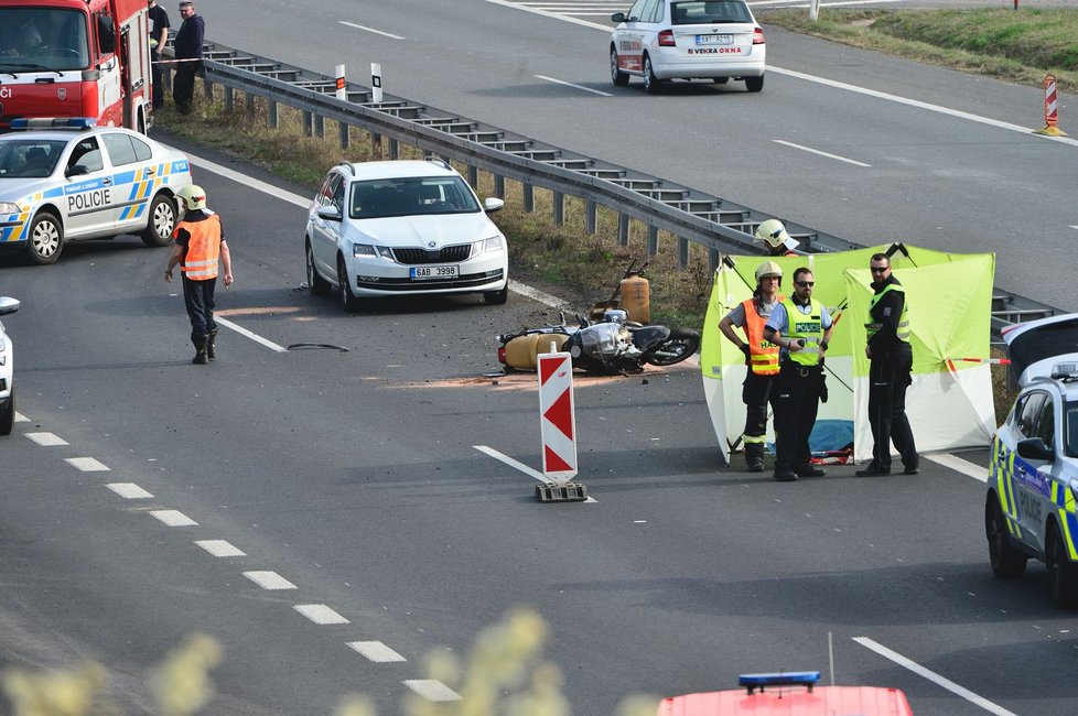 Nehoda uzavřela dálnici D7 u Buštěhradu: Srážku s osobákem nepřežil motorkář.