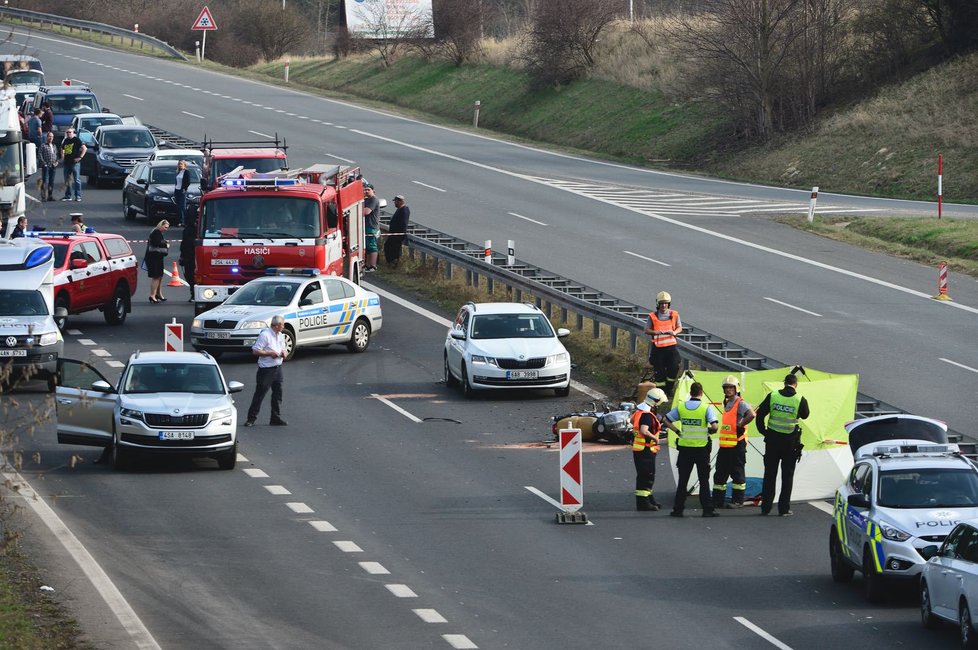 Nehoda uzavřela dálnici D7 u Buštěhradu: Srážku s osobákem nepřežil motorkář.