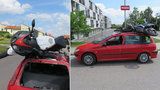 Kuriózní nehoda v Příměticích: Mladý motorkář skončil na střeše auta