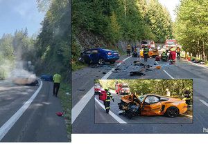 Srážka dvou aut si vyžádala jednu oběť: Řidič Mustangu měl podle svědků závodit s jiným řidičem!