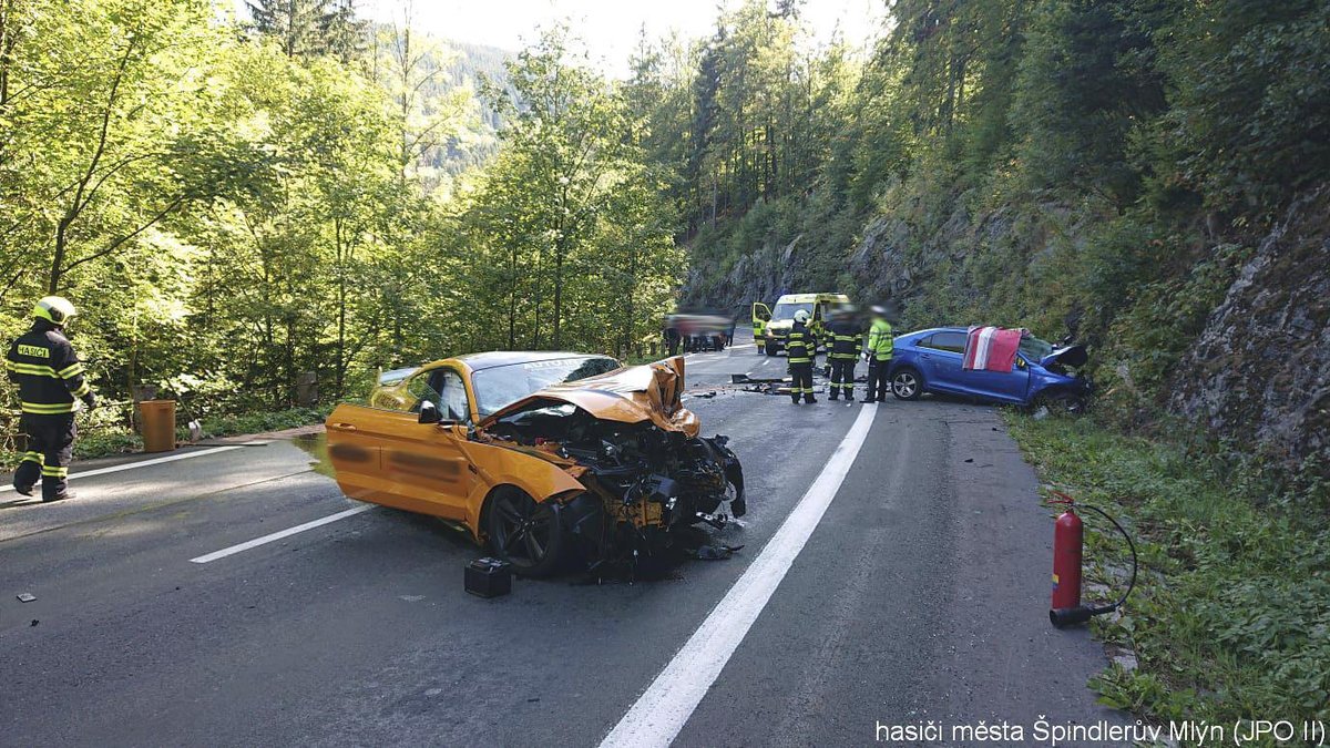 Srážka dvou aut si vyžádala jednu oběť: Řidič Mustangu měl podle svědků závodit s jiným řidičem!